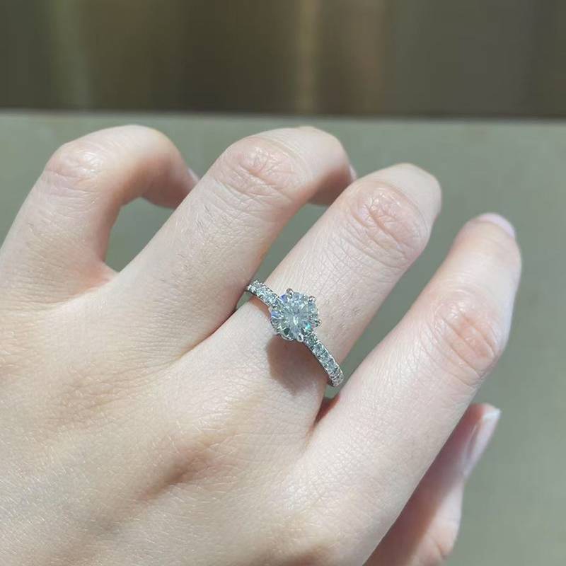 花瓣六爪圆钻Women's RingS925银镀白金定制选款Moissanite1.0ct